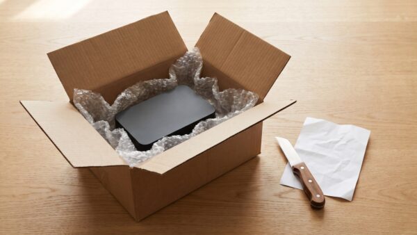 Paket mit Elektronikgerät wird geöffnet nach Saturn Bestellung mit Gutschein