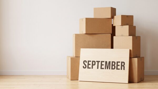 scdd inline 2 september Paketstapel mit Schild September als Hinweis auf den Aktionszeitraum der Deal Days
