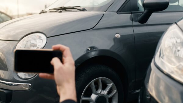 schadenfreiheitsklasse rueckstufung SF-Klasse nach Unfall: Delle im KotflĂĽgel wird fĂĽr die Schadenmeldung fotografiert