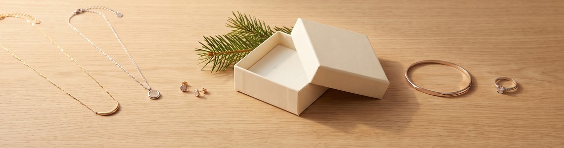 Schmuck-Adventskalender 2026 Ratgeber mit Ketten Ohrringen und Ringen