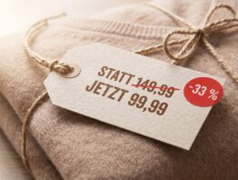 Preisschild mit Streichpreis und Rabattaufkleber als Symbol für den Unterschied zwischen Rabatt und echtem Schnäppchen