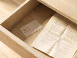 Ungenutzte SIM-Karte und Vertragsunterlagen in einer Schublade