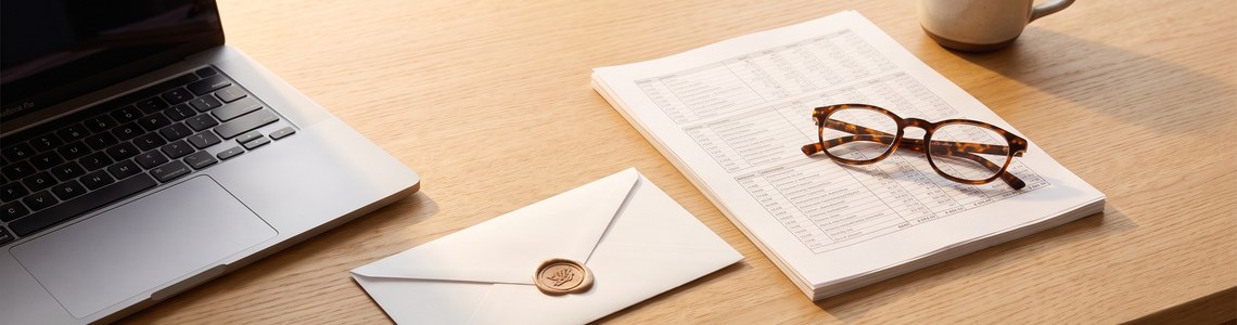 SCHUFA Selbstauskunft kostenlos anfordern - Unterlagen auf dem Schreibtisch