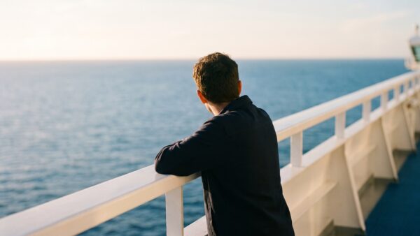 seekrankheit horizont Seekrankheit vorbeugen: Blick von der Reling eines Kreuzfahrtschiffs auf den Horizont