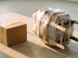 Sperrgut versenden: sperriges Packstueck neben normalem Karton