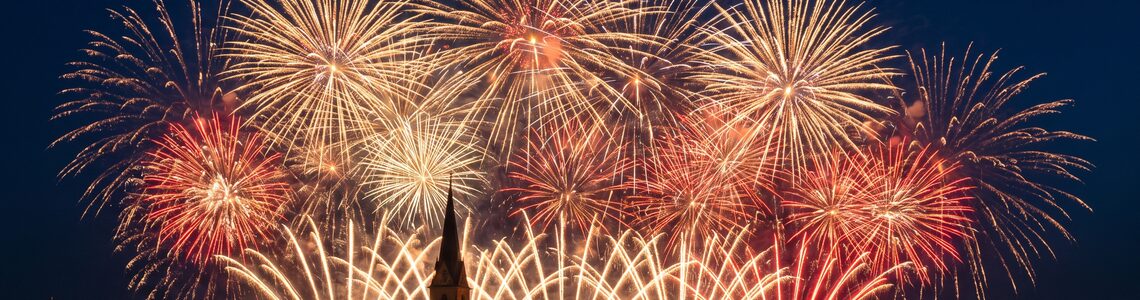 Silvester 2026 Feuerwerk ueber der Stadt