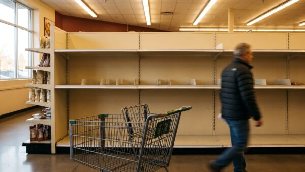 Supermarkt-Regal kurz vor Ladenschluss an Silvester