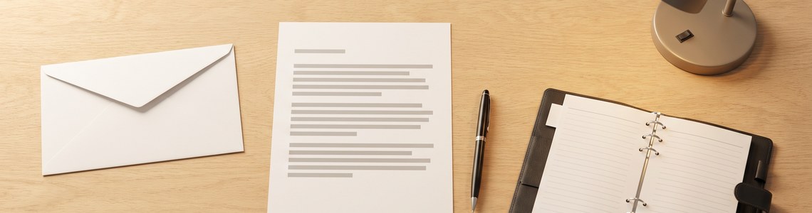Stromvertrag kündigen Schreibtisch Brief und Kalender