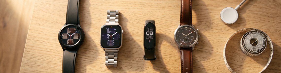 Smartwatch Kaufberatung 2026 - vier Smartwatches unterschiedlicher Bauform mit Ladepuck
