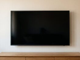 Ausgeschalteter Fernseher mit spiegelndem schwarzem Bildschirm