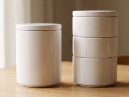Eine einzelne und ein Stapel gleicher unbeschrifteter Vorratsdosen