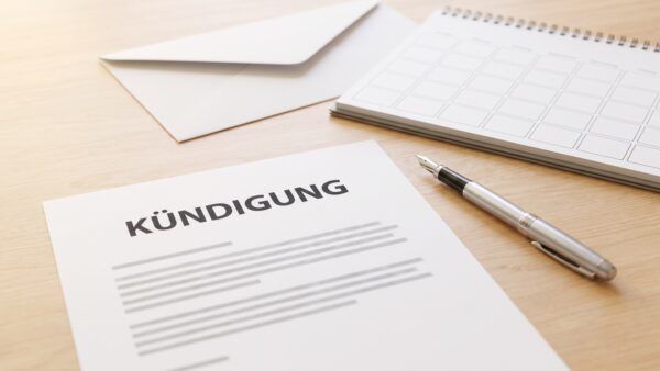 Kündigungsschreiben für den Telekom Festnetz Vertrag mit Füllfederhalter