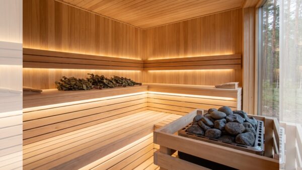therme sauna Modernes Großaquarium mit Panoramascheibe