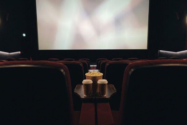 uci kino saal filmabend Kinosaal mit Popcorn und großer Leinwand für den UCI Kino-Gutschein