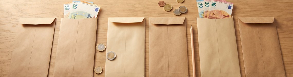 Umschlagmethode Cash-Stuffing mit unbeschrifteten Papierumschlägen und Bargeld