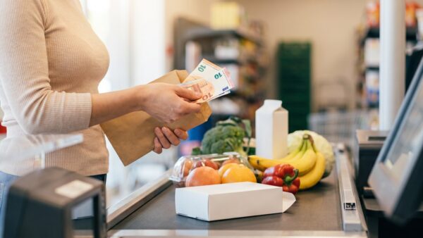 umschlagmethode inline2 Bezahlen mit Bargeld aus dem Umschlag an der Supermarktkasse