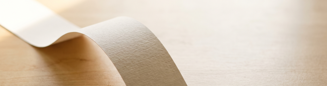 Leerer schmaler Papierstreifen auf einer hellen Holzfläche