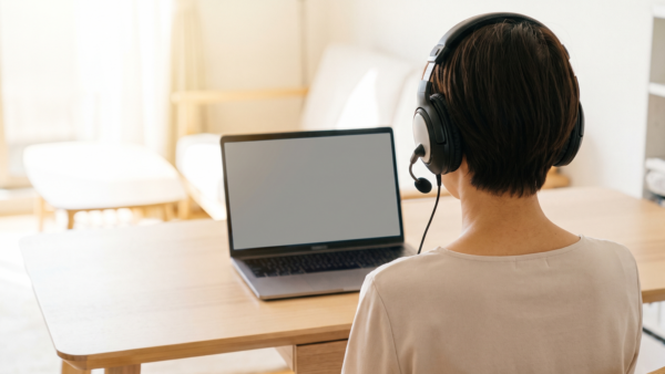 Videokonferenz im Homeoffice mit Headset am Laptop