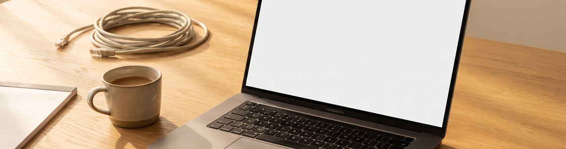 Upload messen: Laptop und Netzwerkkabel auf dem Schreibtisch