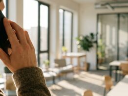 Telefonat über VoLTE mit dem Smartphone im hellen Büro