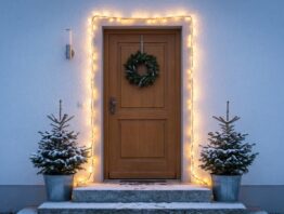 Weihnachtsdeko außen an Hauseingang mit Lichterkette und Tannengrün
