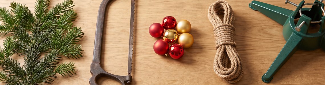 Weihnachtsbaum kaufen: Zubehoer fuer den Christbaum auf Holztisch