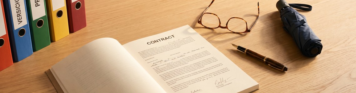 Welche Versicherungen braucht man: Ordner, Vertrag und Lesebrille