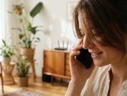 Telefonieren über WLAN im Wohnzimmer mit Router im Hintergrund