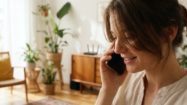 wifi calling bild 1 Telefonieren ĂĽber WLAN im Wohnzimmer mit Router im Hintergrund