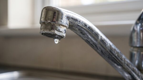 Verkalkter Wasserhahn als Anzeichen fuer hartes Wasser im Haushalt