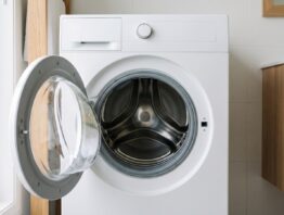 Offene Waschmaschine mit Blick auf Trommel und Türdichtung