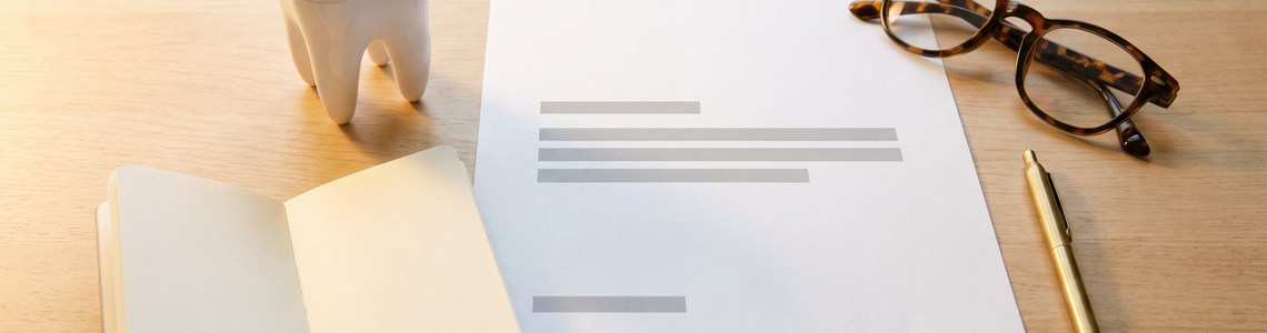 Zahnzusatzversicherung 2026 Zahnmodell und Unterlagen