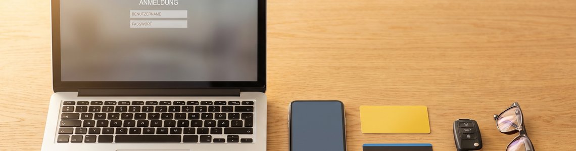 ADAC Login Header mit Laptop, Clubkarte und Kreditkarte auf dem Schreibtisch