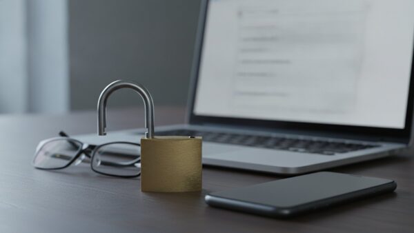 adac login sicherheit phishing VorhĂ€ngeschloss vor Laptop mit E-Mail-Postfach als Symbol fĂŒr Phishing-Schutz beim ADAC Login