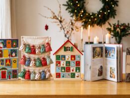 Verschiedene Adventskalender für Kinder nebeneinander auf einem Tisch
