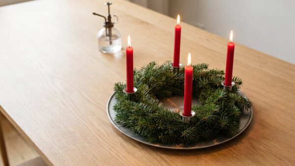 adventskranz selber machen brandschutz Adventskranz mit brennenden Kerzen auf nicht brennbarem Untersetzer mit Abstand zu Deko