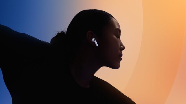 airpods 5 apple 3 Person mit AirPods 5 im Ohr vor blau-orangem Farbverlauf