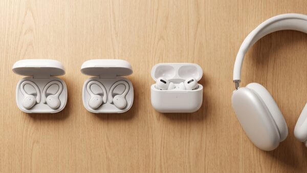 Vier kabellose Kopfhoerer-Modelle im AirPods Vergleich nebeneinander auf dem Schreibtisch