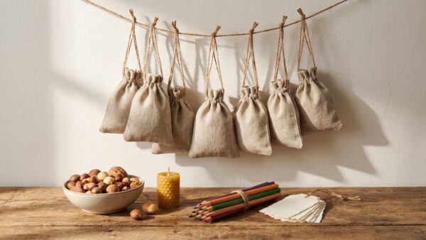 Selbst befuellter Adventskalender mit Leinensaeckchen