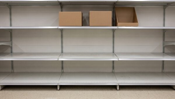 Leeres Regal fuer Saisonware im Supermarkt