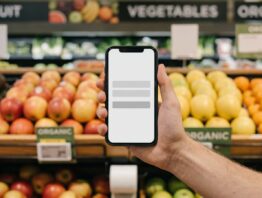 aldi sued kundenkonto bild 1 Hand mit Smartphone vor einem Login-Formular ohne Logo im Supermarkt