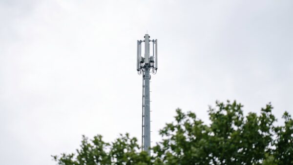 aldi talk prepaid bild 1 Grauer Mobilfunkmast vor hellem bewölktem Himmel