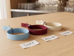 Drei All-Inclusive-Armbänder mit den Stufen Soft, All In und Ultra auf einem Hoteltisch