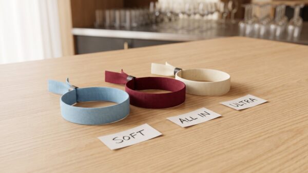 all inclusive urlaub bild 1 Drei All-Inclusive-Armbänder mit den Stufen Soft, All In und Ultra auf einem Hoteltisch