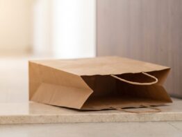 amazon fresh bild 1 Umgekippte leere Papiertuete vor einer geschlossenen Wohnungstuer