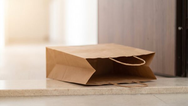 amazon fresh bild 1 Umgekippte leere Papiertuete vor einer geschlossenen Wohnungstuer