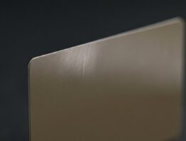 Nahaufnahme der glatten Oberfläche einer blanko Plastikkarte