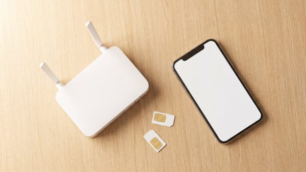 apn einstellungen bild 3 LTE-Router, Smartphone und zwei SIM-Karten nebeneinander auf dem Tisch