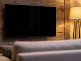 Abgedunkeltes Wohnzimmer mit ausgeschaltetem Fernseher am Abend