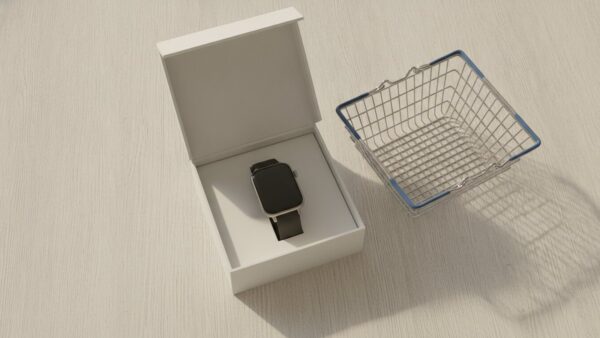 apple watch series 12 bild 4 Smartwatch in unbedruckter Schachtel neben Einkaufskorb auf Holz